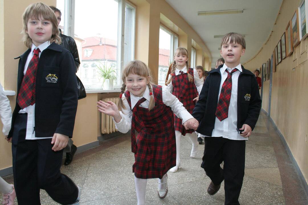 Atliko vertinimą: vaikai mokyklas keičia kaip kojines