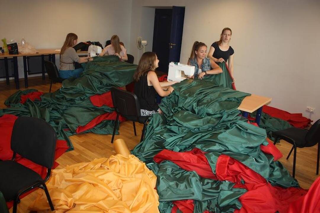 Rekordinė Lietuvos trispalvė jau pradėta siūti