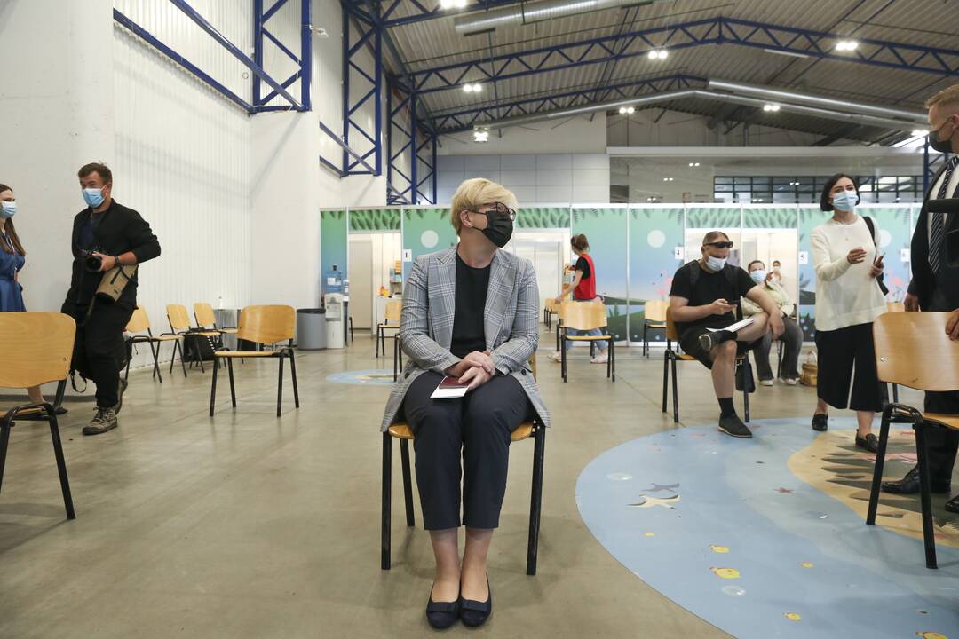 Premjerė pasiskiepijo antra „AstraZeneca“ vakcinos doze