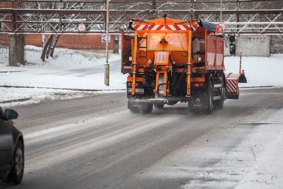 Keliuose yra slidžių ruožų, naktį eismo sąlygas sunkins snygis