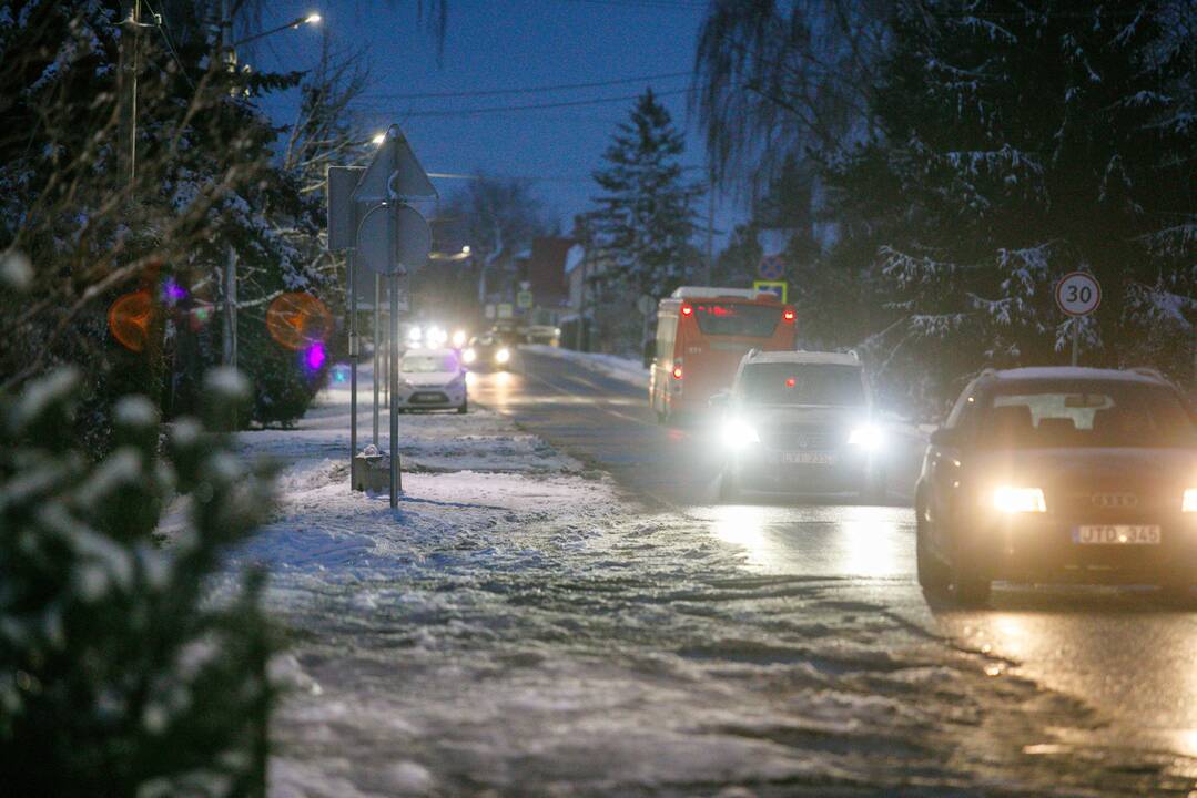 Lietuvos keliai šlapi, yra slidžių ruožų, naktį eismą sunkins plikledis ir rūkas