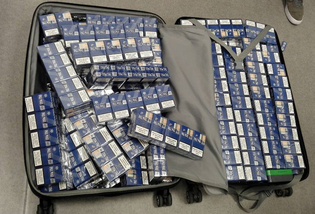 Į Londoną skrendančių lietuvių bagaže – kalnas kontrabandinių cigarečių