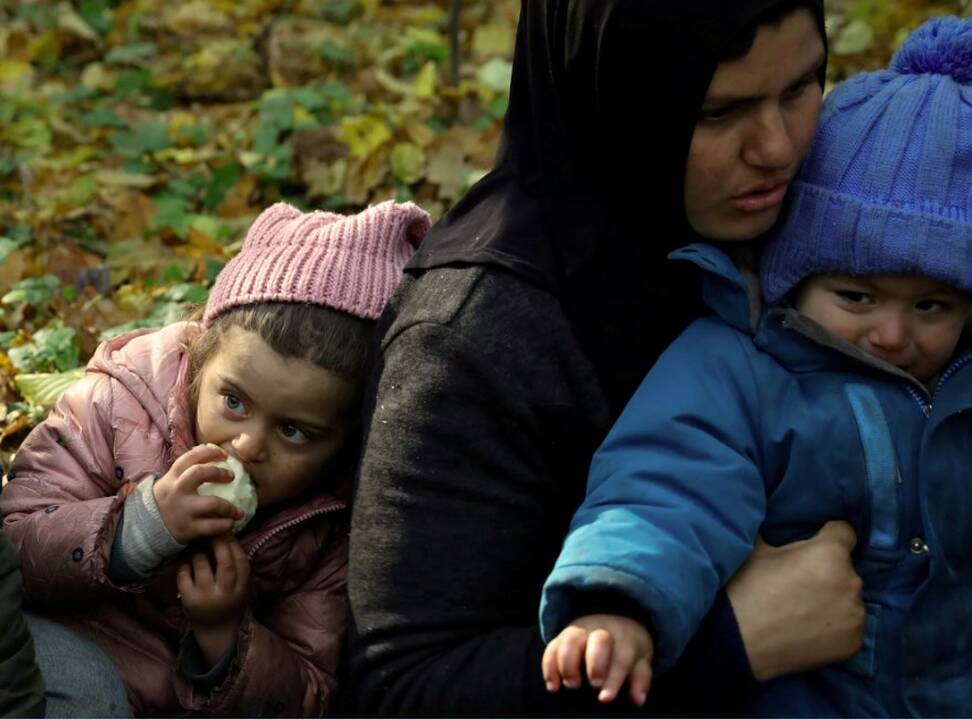 Žiniasklaida: į Lietuvą neteisėtai pateko migrantų grupė su vaikais, beveik visi peršalę
