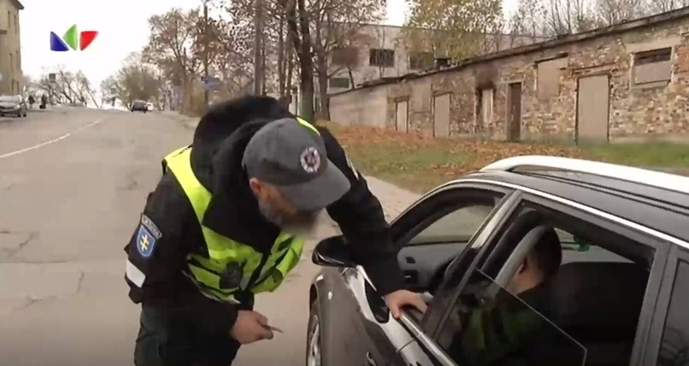 Nustebę ir pareigūnai: į kapines aibė vairuotojų važiavo girti