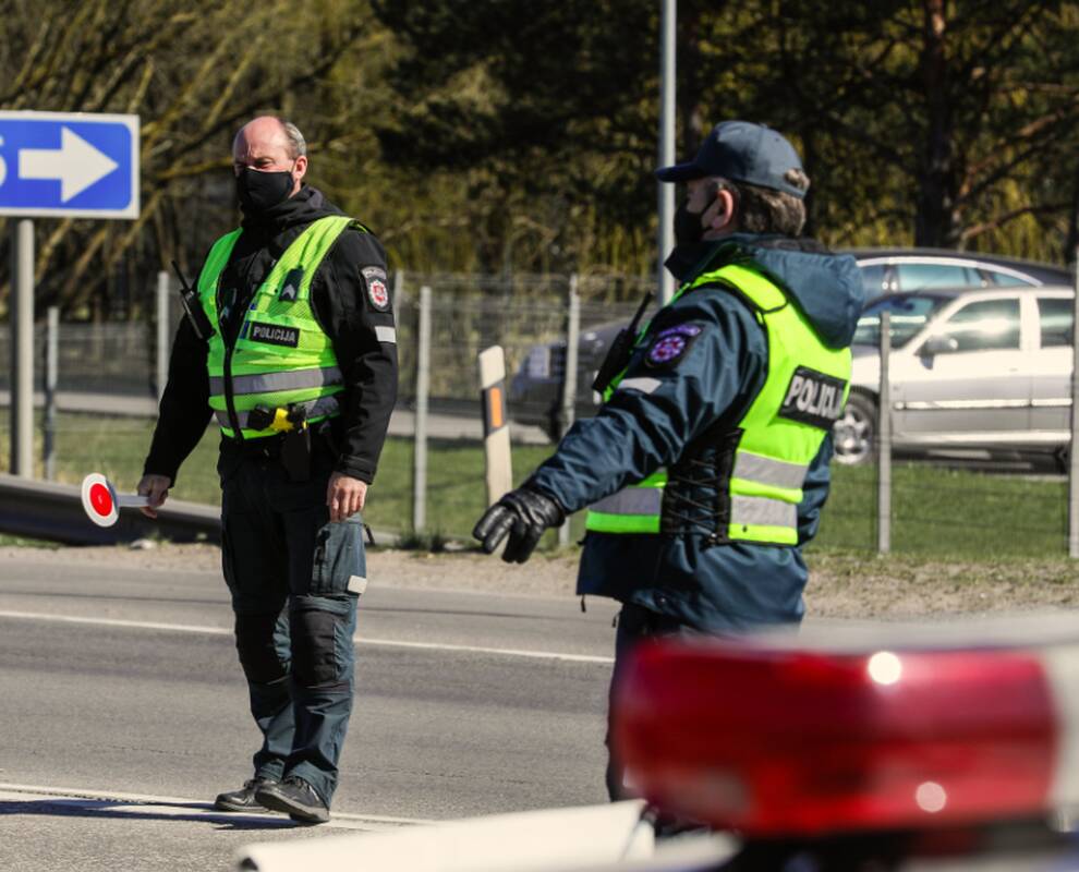 Policija patikrino automobilį: tris asmenis teko sulaikyti dėl narkotikų