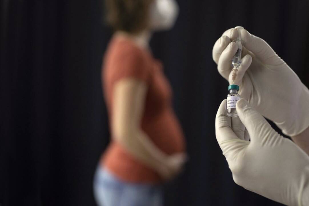 Britų medikai ragina besilaukiančias moteris pasiskiepyti nuo COVID-19