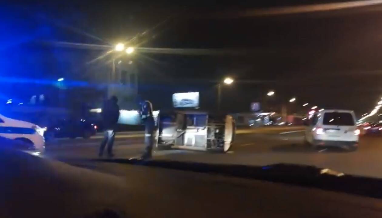 Avarija Karaliaus Mindaugo prospekte: po smūgio automobilis apvirto