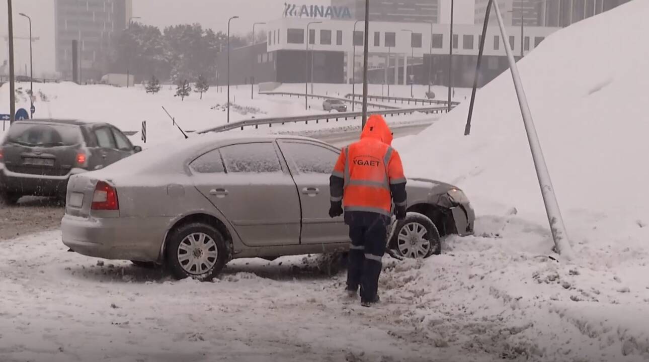 Policininkams įsirėžus į stulpą nukentėjo vežamas įtariamasis