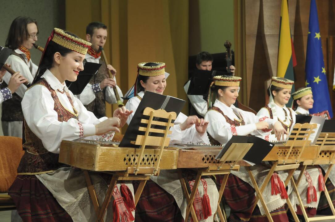 Vilniuje siaus studentų liaudiškos muzikos festivalis „Linksminkimos“