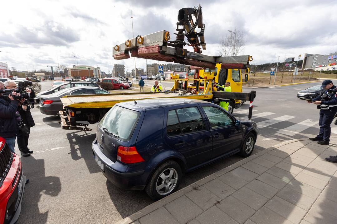 Spaudos konferencija dėl automobilių nutempimo