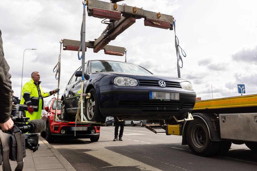 Spaudos konferencija dėl automobilių nutempimo