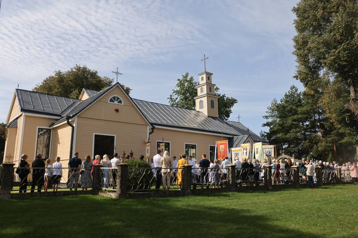 Dviguba: Tabariškių Kristaus Karaliaus bažnyčioje švęsti Švč. Mergelės Marijos atlaidai ir paminėta parapijos 95-erių metų sukaktis.