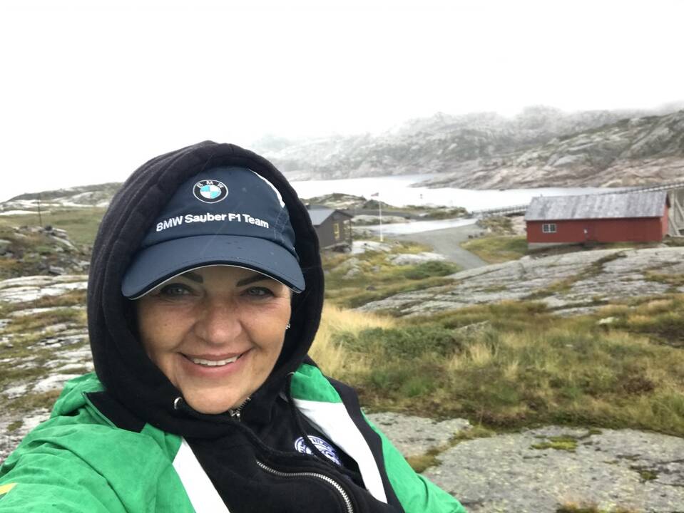Galingas: „Dviejų cilindrų. O dar toks gražus – raudonas!“ – neatsidžiaugia naujuoju motociklu V. Sudnikienė.