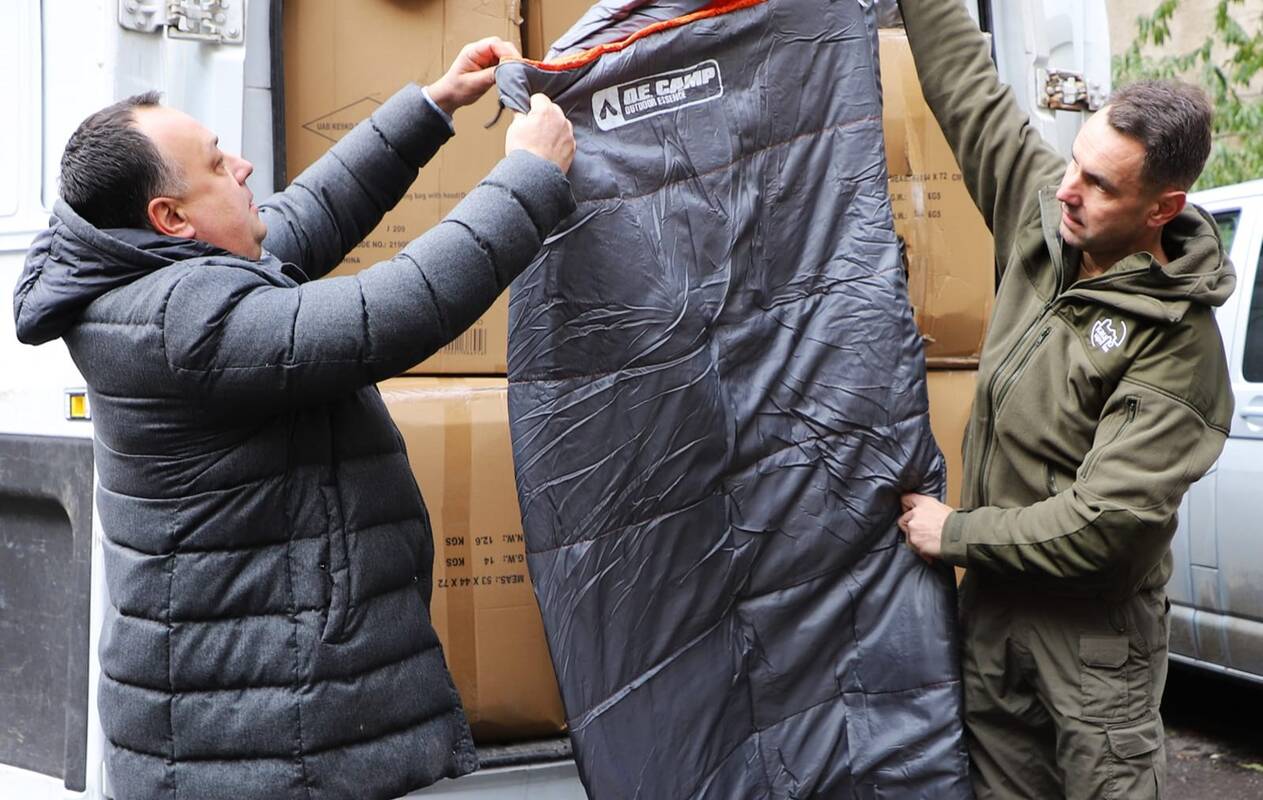 Parama: ukrainiečiams padovanoti miegmaišiai yra didesni nei įprastai, kad į juos tilptų kariai su apranga ir amunicija.