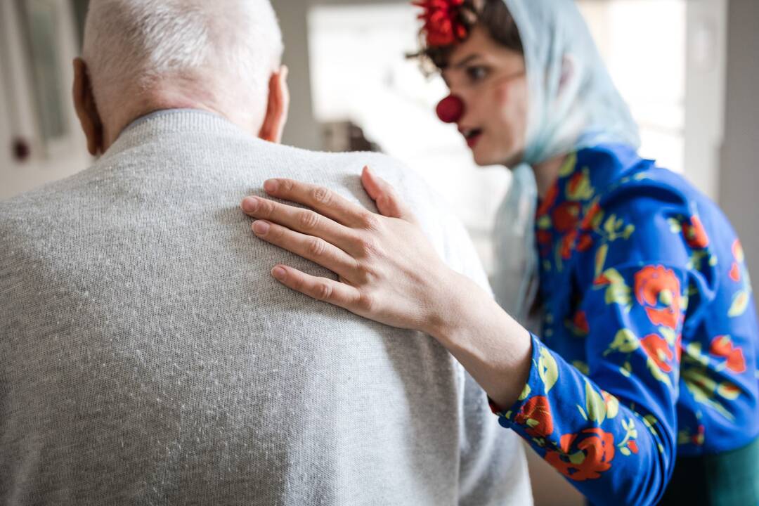 Paveiku: demencija sergantys žmonės yra labai jautrūs juos supančiai aplinkai, tačiau klounų apsilankymai sukuria saugią erdvę jiems bendrauti.