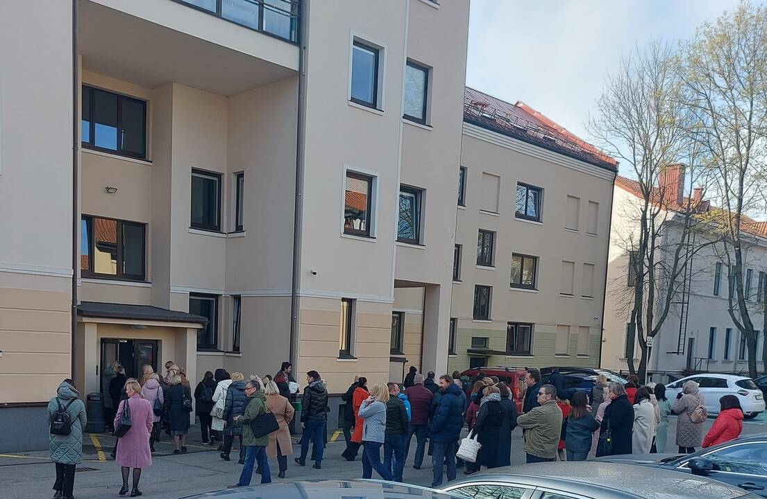 Vieta: iš savivaldybės administracinio pastato žmonės evakavosi į lauką.