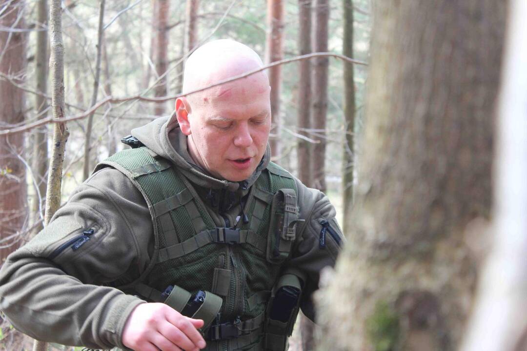 Reperis Svaras sėdo už karinio šarvuočio vairo