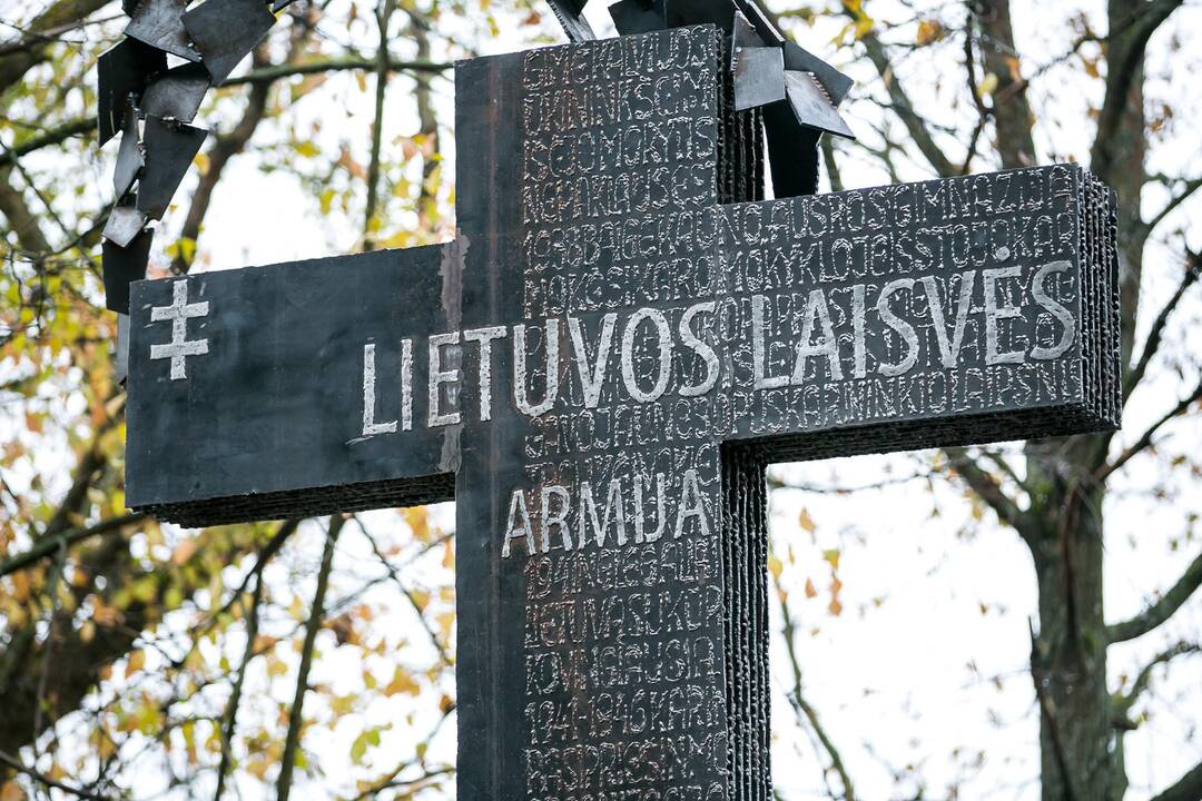 Atidengtas paminklas K. Veverskiui