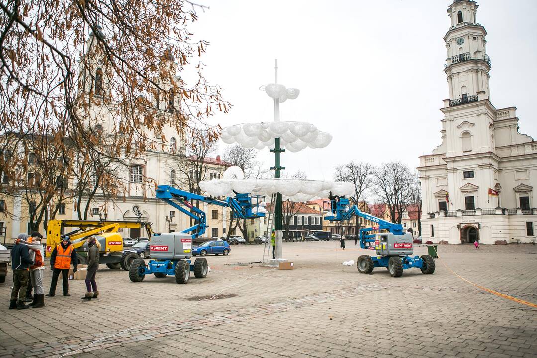 Ryškėja Kauno Kalėdų eglės kontūrai