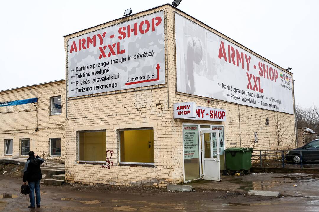 Apvogta "Army Shop" parduotuvė