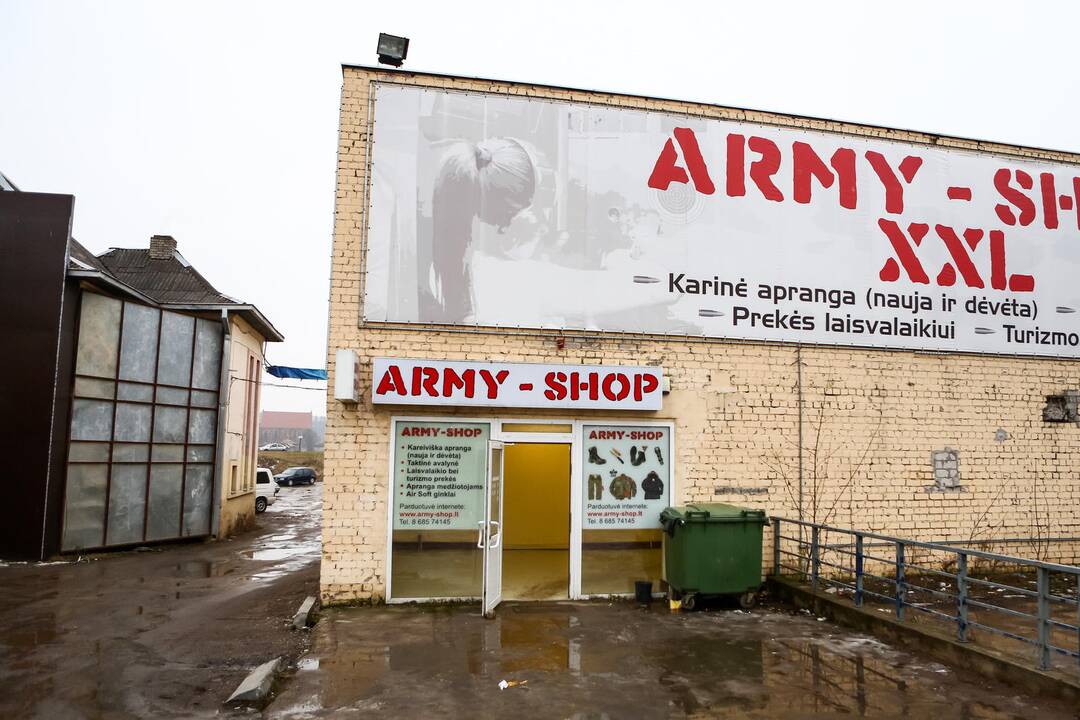 Apvogta "Army Shop" parduotuvė