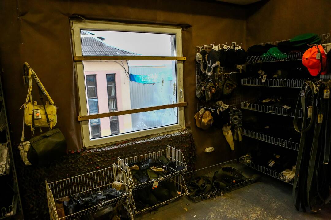 Apvogta "Army Shop" parduotuvė