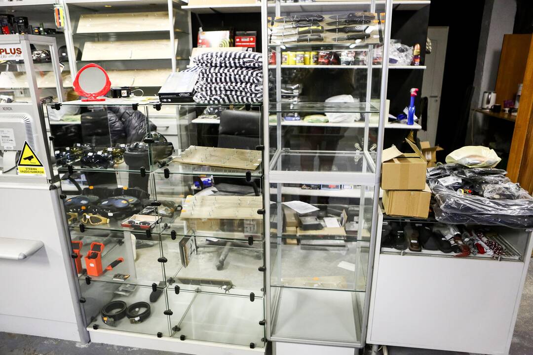 Apvogta "Army Shop" parduotuvė