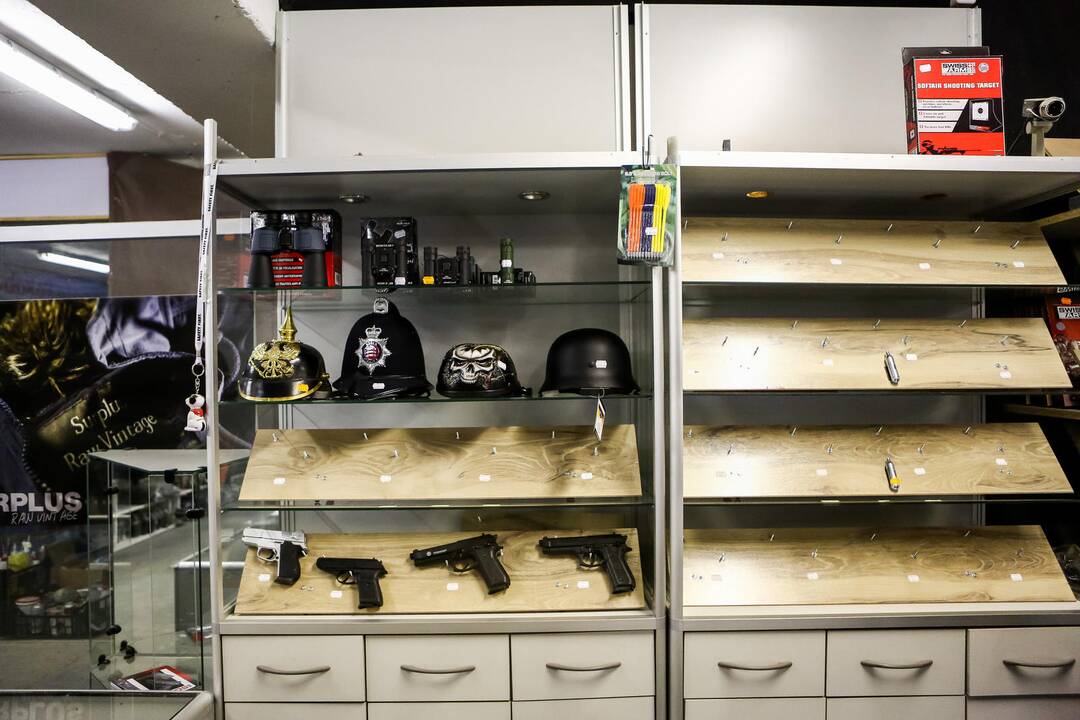 Apvogta "Army Shop" parduotuvė