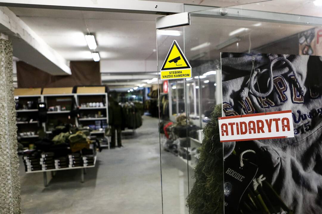 Apvogta "Army Shop" parduotuvė