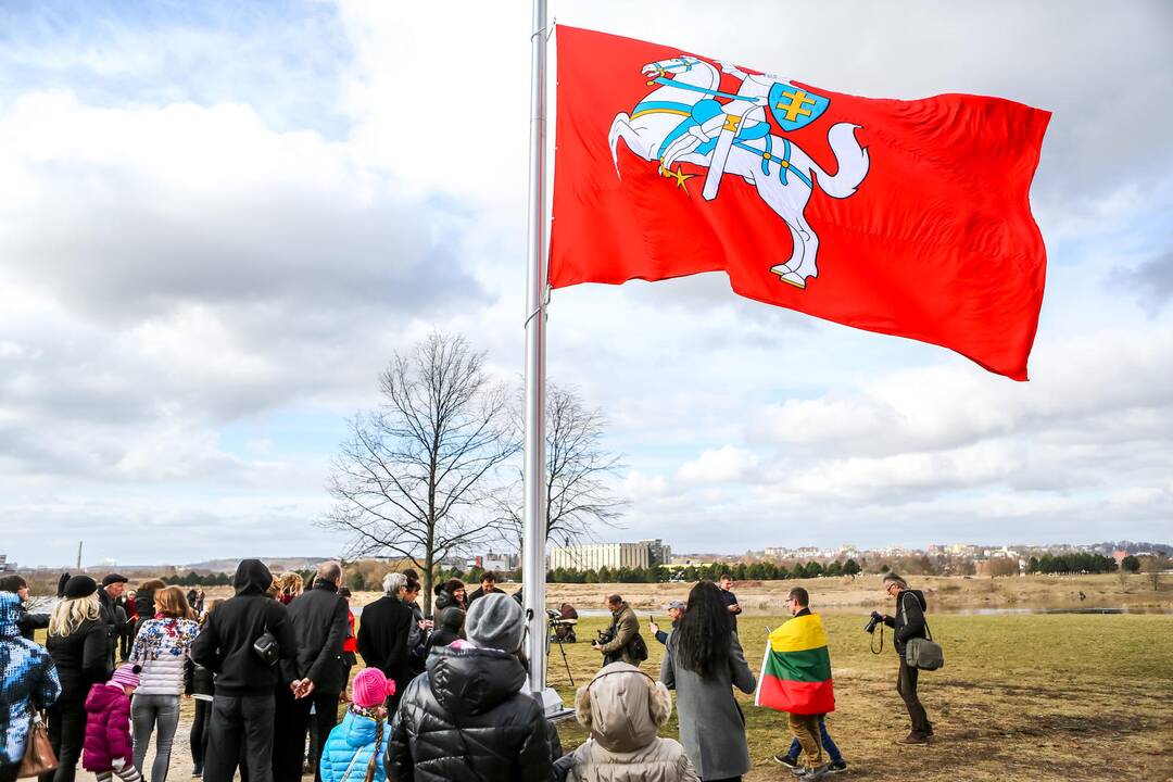 Istorinę Lietuvos valstybės vėliavą iškėlė kauniečiai