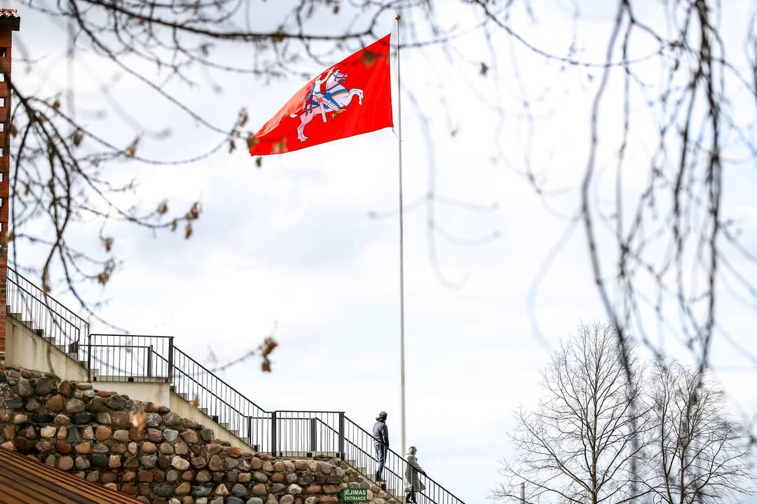 Istorinę Lietuvos valstybės vėliavą iškėlė kauniečiai