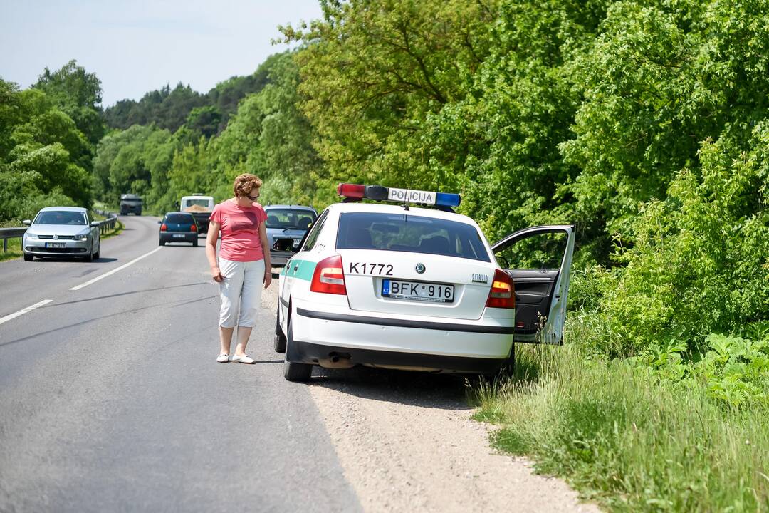 Šalia Kauno apvirto automobilis su priekaba