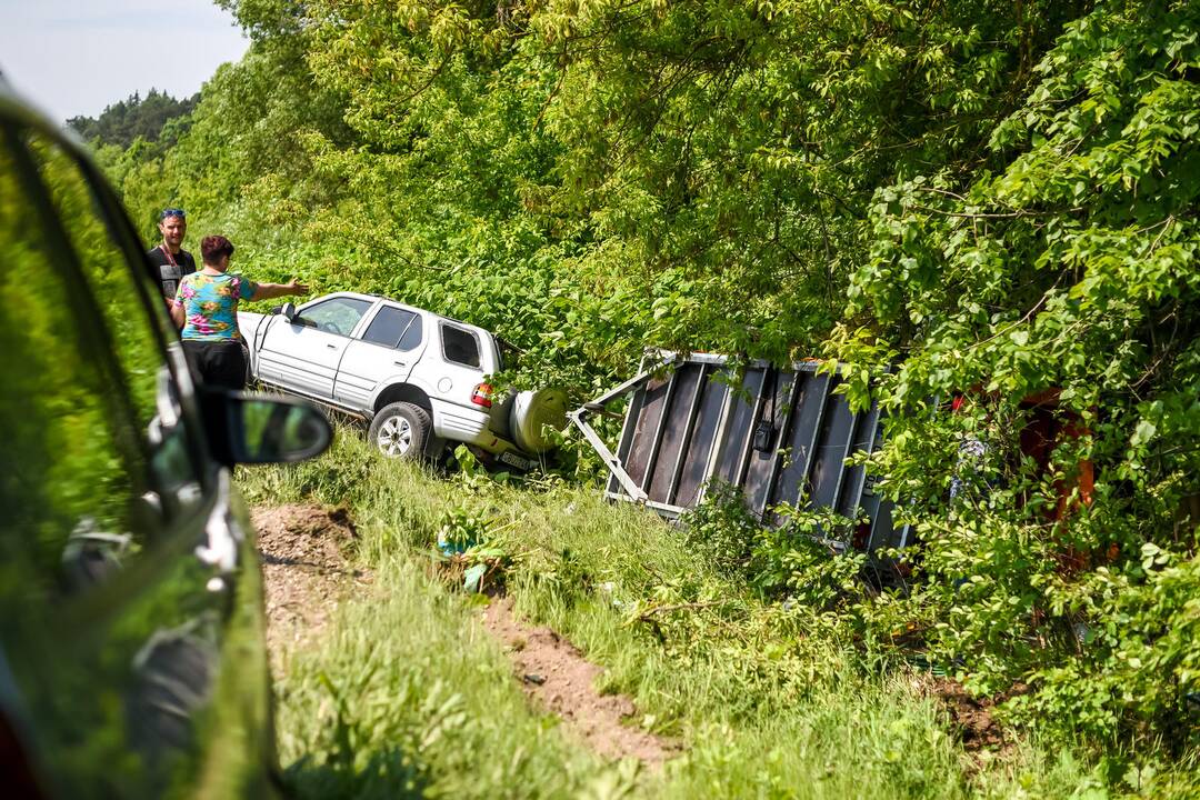Šalia Kauno apvirto automobilis su priekaba