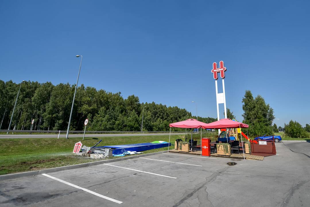 Prie Ramučių automobilis rėžėsi į degalinės švieslentę