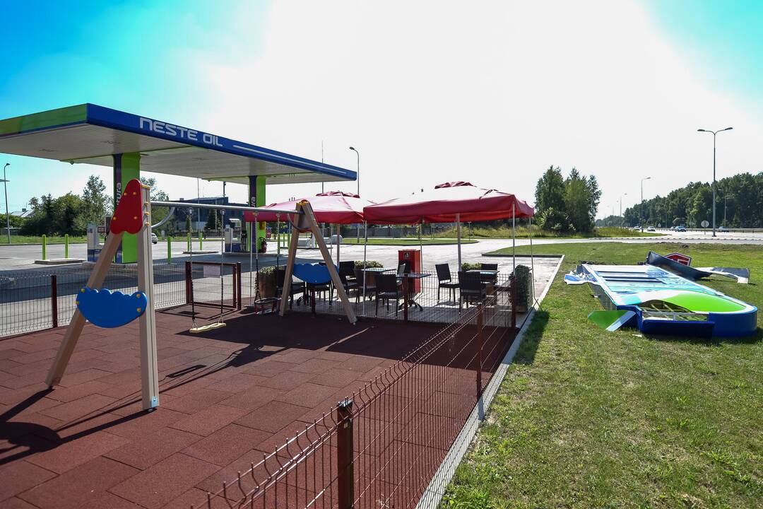 Prie Ramučių automobilis rėžėsi į degalinės švieslentę