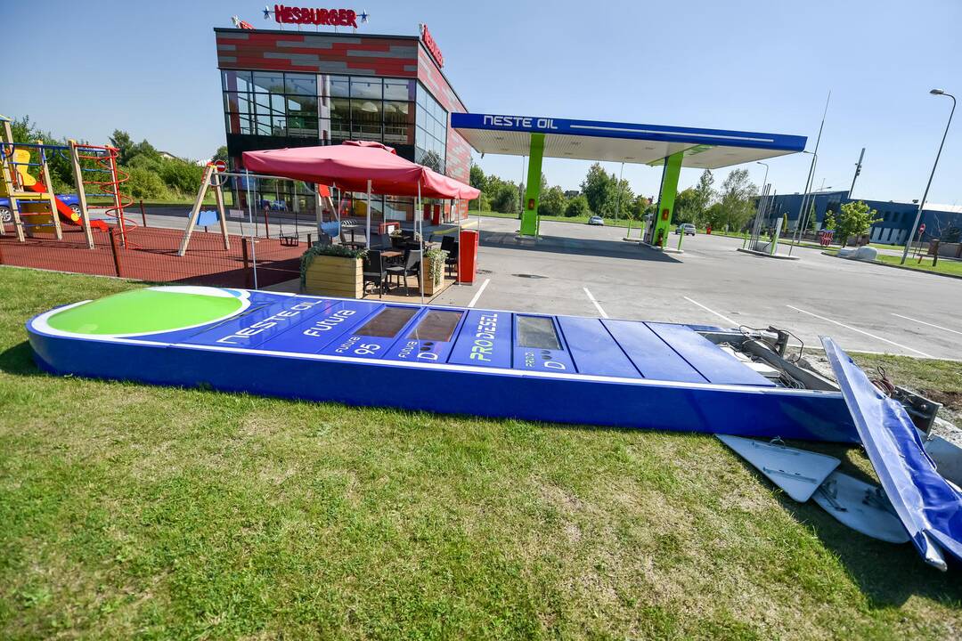 Prie Ramučių automobilis rėžėsi į degalinės švieslentę
