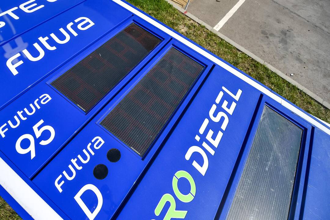 Prie Ramučių automobilis rėžėsi į degalinės švieslentę