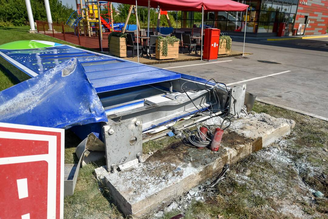 Prie Ramučių automobilis rėžėsi į degalinės švieslentę