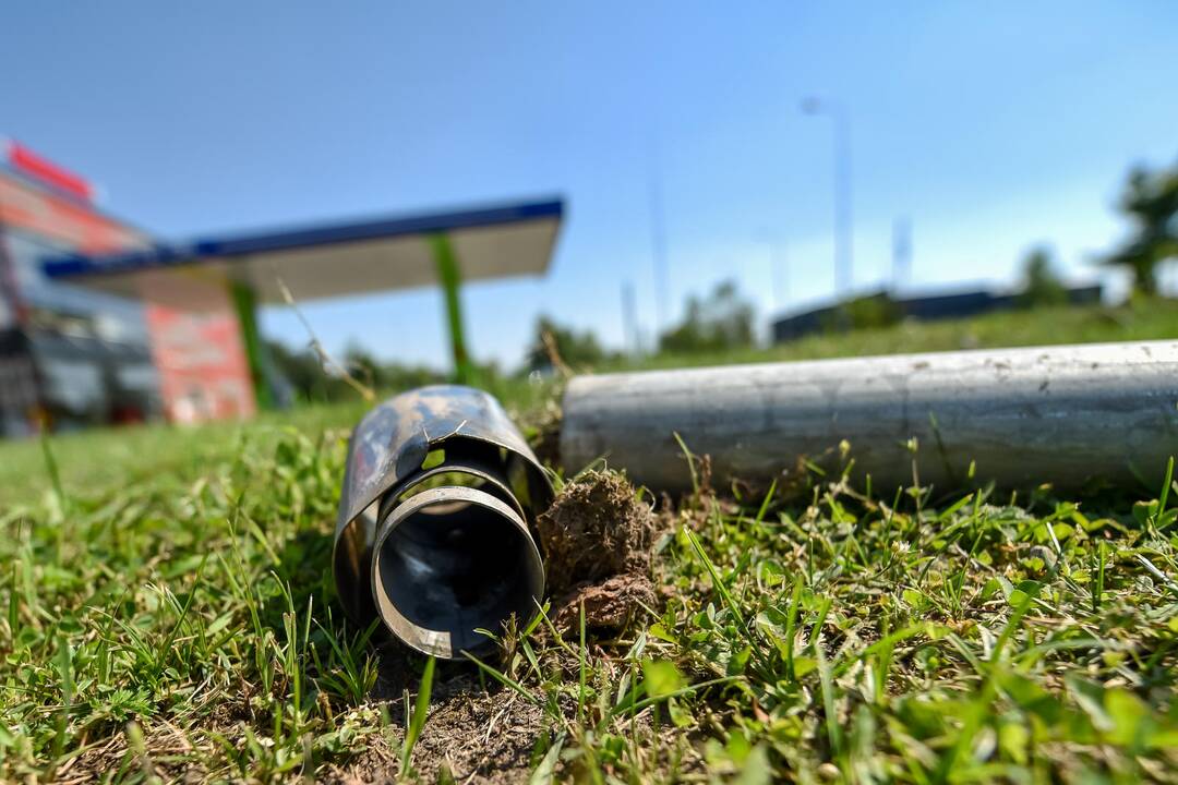 Prie Ramučių automobilis rėžėsi į degalinės švieslentę