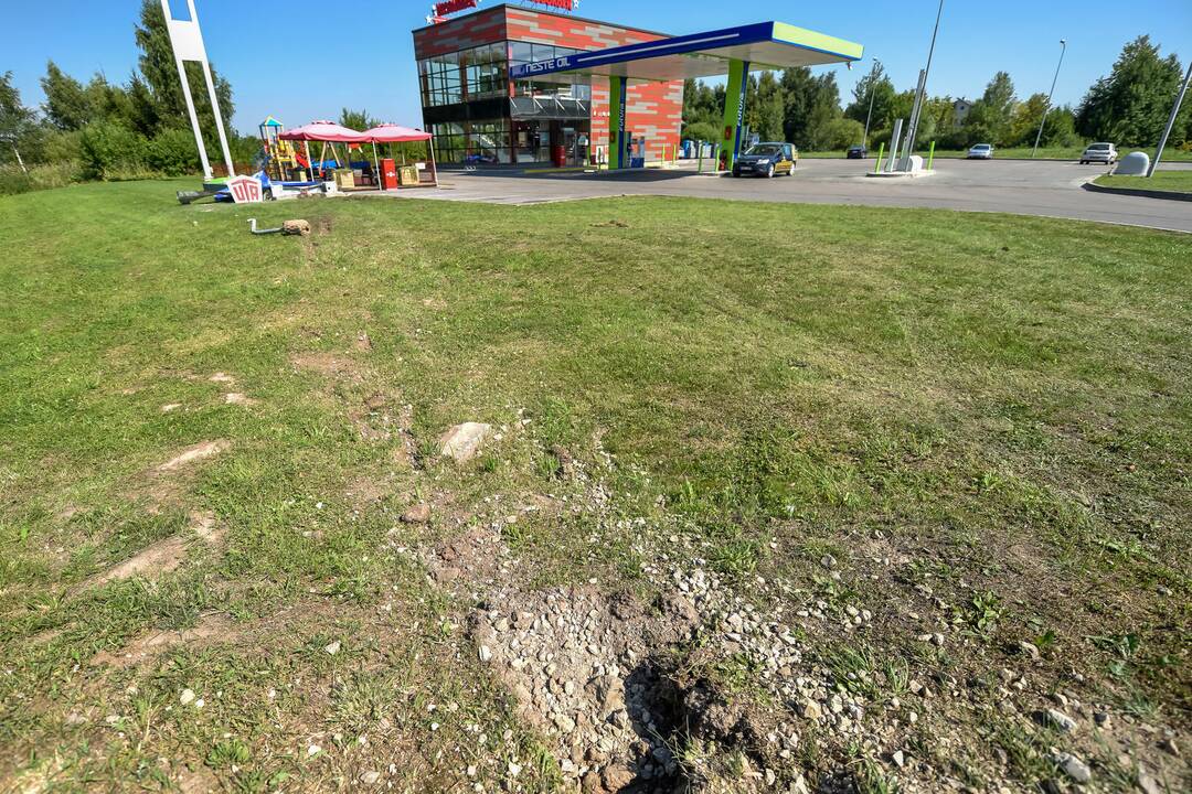 Prie Ramučių automobilis rėžėsi į degalinės švieslentę
