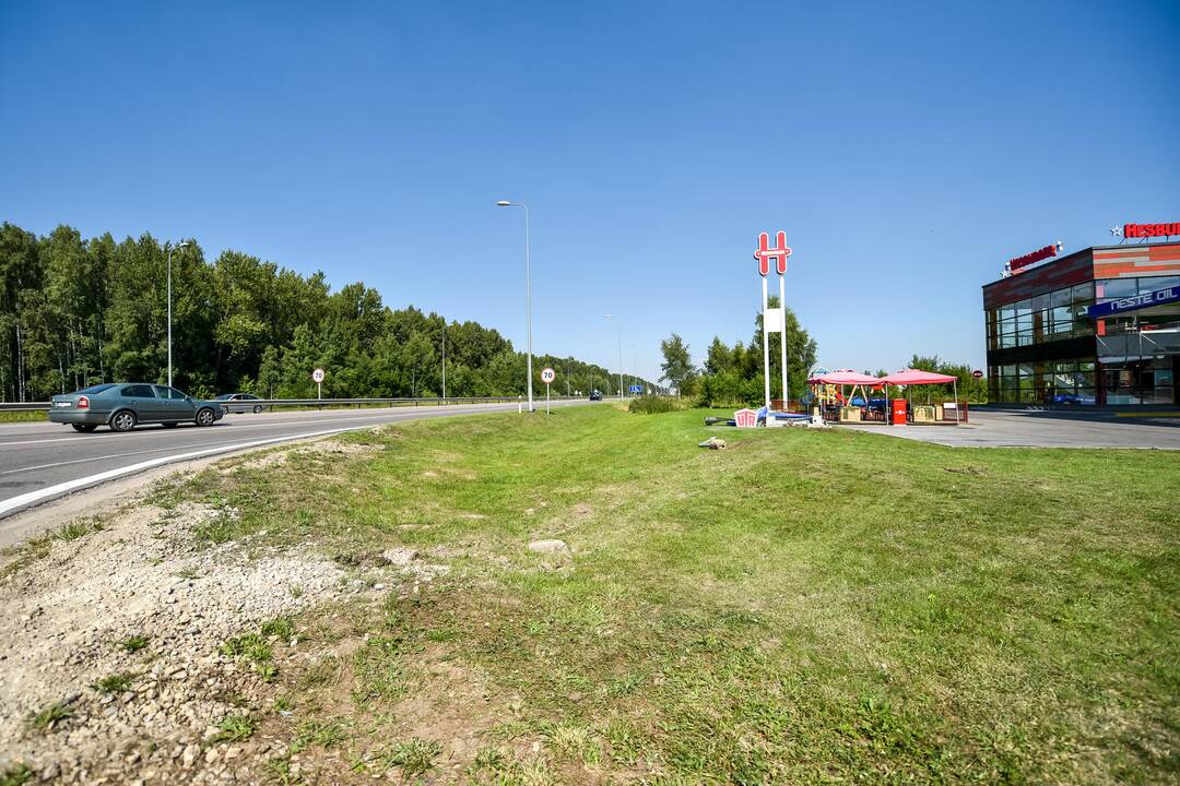 Prie Ramučių automobilis rėžėsi į degalinės švieslentę