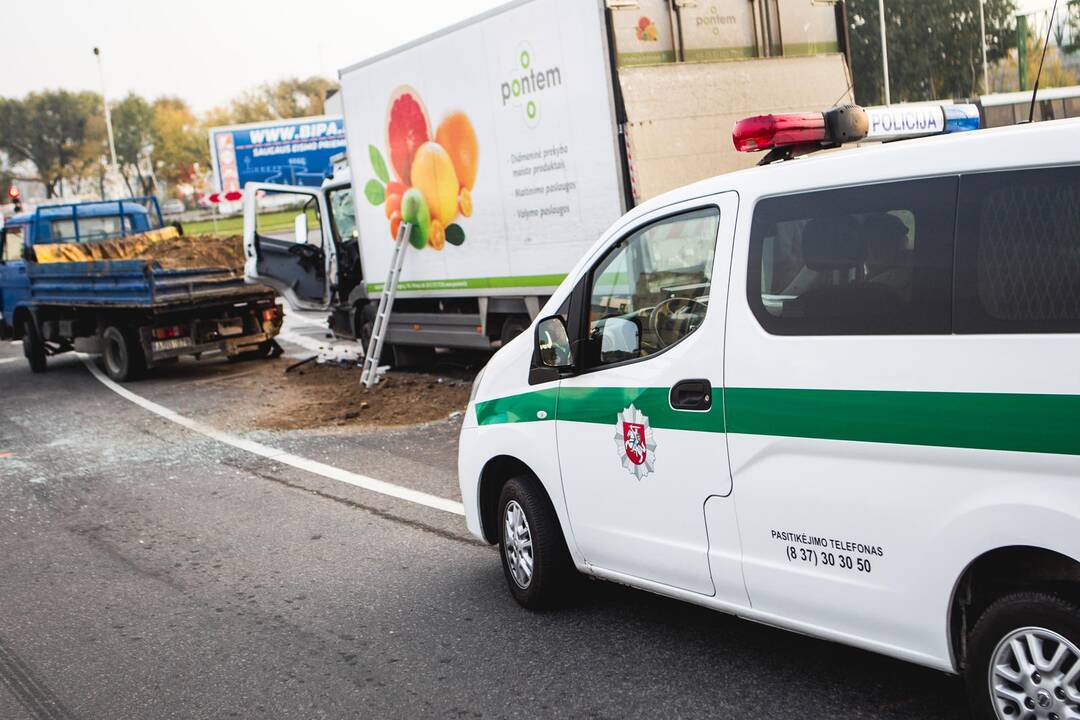 Kaune per dvi avarijas susidūrė šeši automobiliai