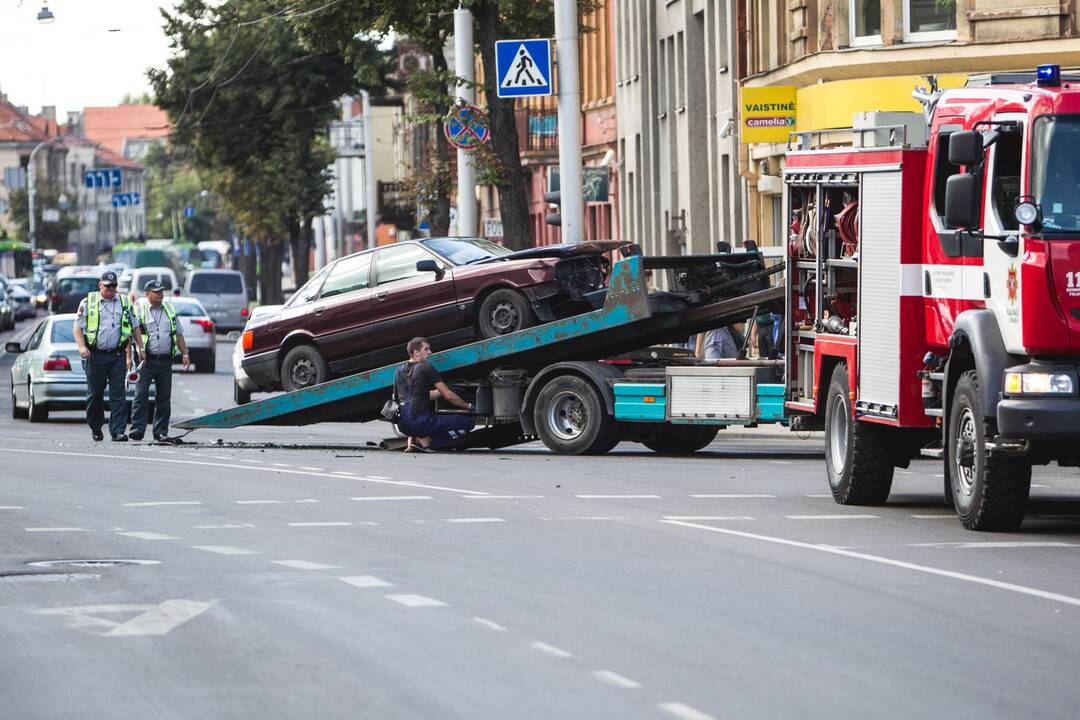 Avarija Savanorių prospekto kalno papėdėje
