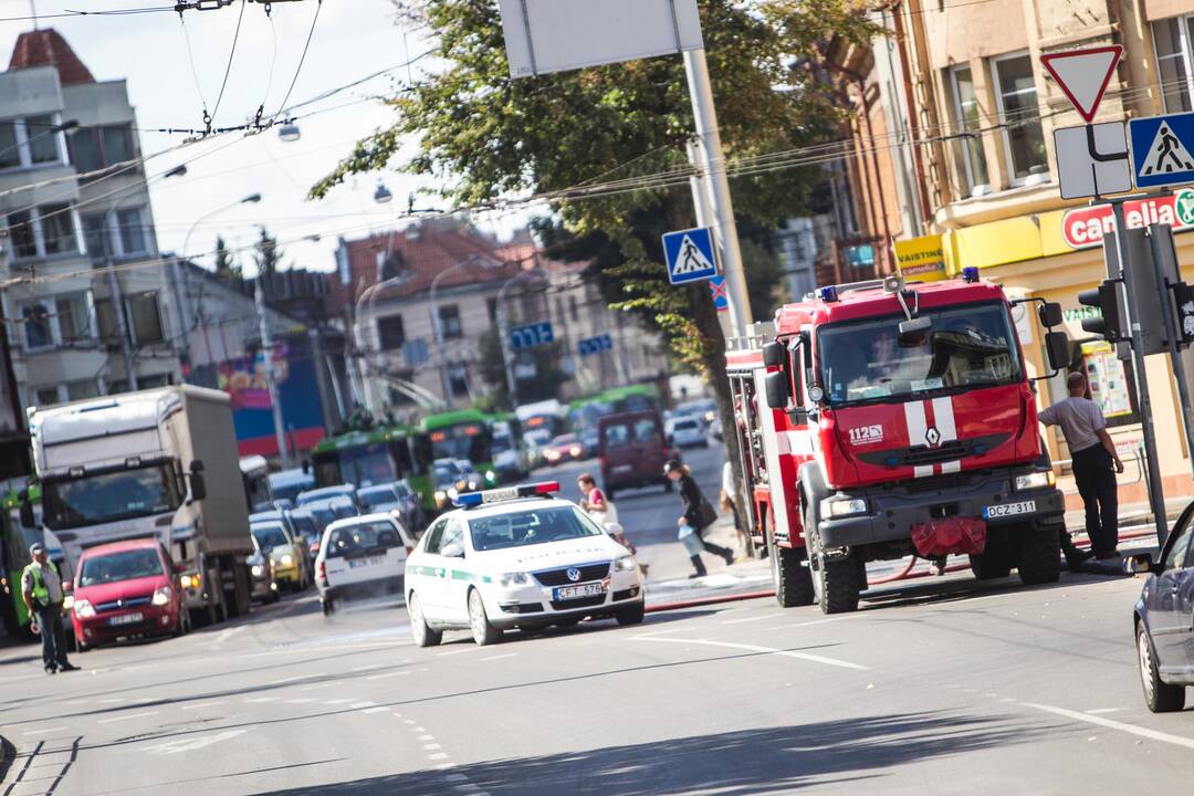 Avarija Savanorių prospekto kalno papėdėje