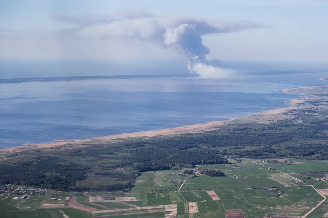 Ugnis negailestingai niokoja Kuršių neriją (unikalios foto)