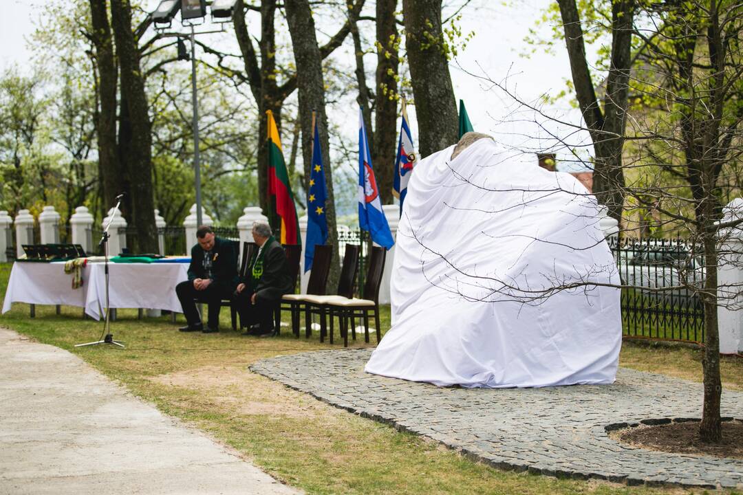 Vilkijoje atidengtas memorialinis akmuo su Valdo Adamkaus bareljefu