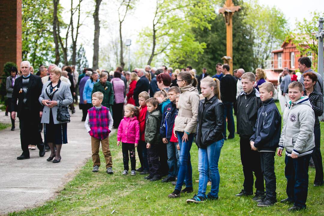 Vilkijoje atidengtas memorialinis akmuo su Valdo Adamkaus bareljefu