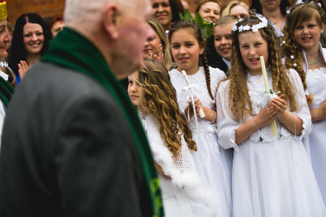 Vilkijoje atidengtas memorialinis akmuo su Valdo Adamkaus bareljefu
