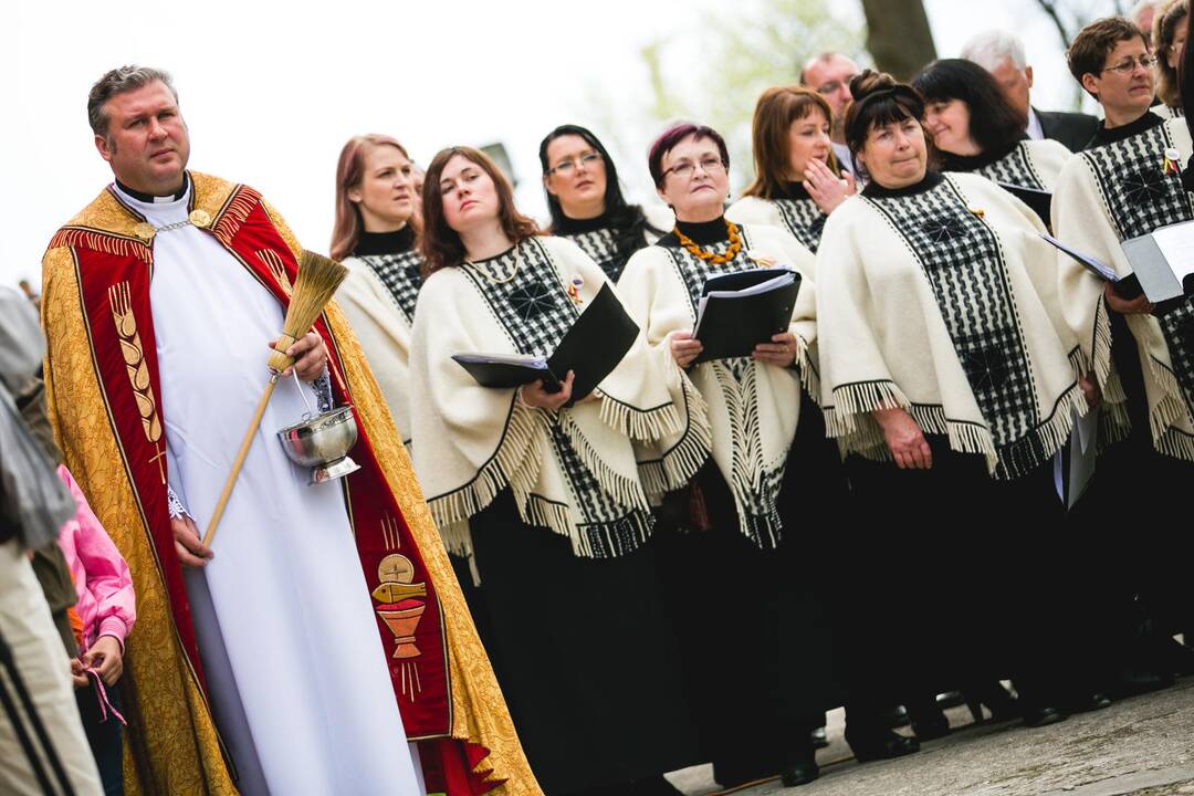 Vilkijoje atidengtas memorialinis akmuo su Valdo Adamkaus bareljefu