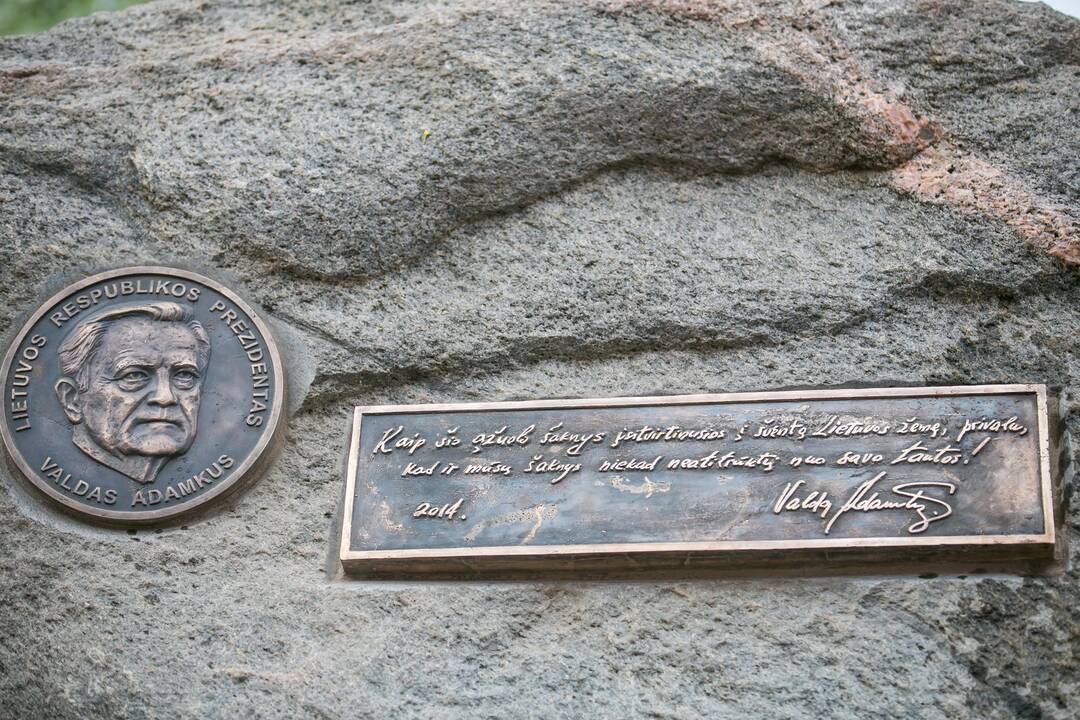 Vilkijoje atidengtas memorialinis akmuo su Valdo Adamkaus bareljefu